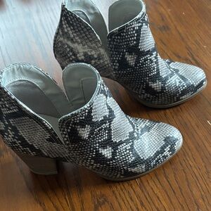 Fergalicious Charley Ankle Boot. Women’s Snake Skin Print. Size 6